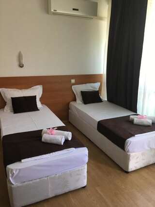 Отель Dreams Family Hotel Несебр Двухместный номер с 1 кроватью или 2 отдельными кроватями-2